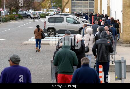 Seeside Essex, Großbritannien. November 2020. Last Minute Shopper vor dem Lockdown im Costco am Lakeside Shopping Center Retail Park in West Thurrock Essex Credit: MARTIN DALTON/Alamy Live News Stockfoto