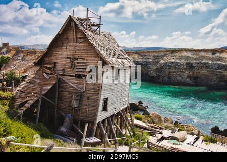 Altes verlassene Haus am Rande einer Klippe mit Blick auf Das Meer und die Klippen im Hintergrund Stockfoto