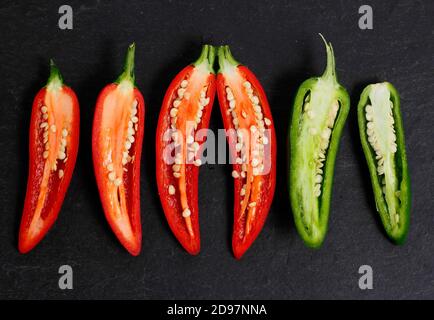 Homegrown jalapeno Chilischoten aufgeschnitten, um Samen zu offenbaren. VEREINIGTES KÖNIGREICH Stockfoto