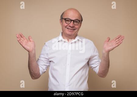 Mann in der Brille, der den Blick verwirrt, die Schultern zuckend Stockfoto