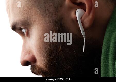 Konzeptfoto des abgeschnittenen Ohrhörkabels. Bluetooth-Kopfhörer sind ein neuer Trend. Wireless-Technologien werden immer weiter entwickelt. Schnurloses Mobiltelefon-Headset. Stockfoto