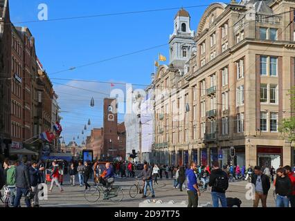 Amsterdam, Niederlande - 17. Mai 2018: Menschen wandern und radeln an sonnigen Tagen auf der Damark Straße im Stadtzentrum von Amsterdam Stockfoto