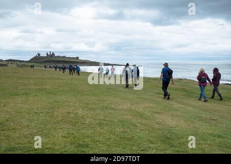 Wanderung in der Gruppe in Richtung Dunstanburgh Castle Northumberland UK Stockfoto