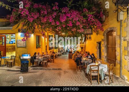 Gasse mit Restaurant in der Altstadt am Abend, Chania, Kreta, Griechenland, Europa Stockfoto