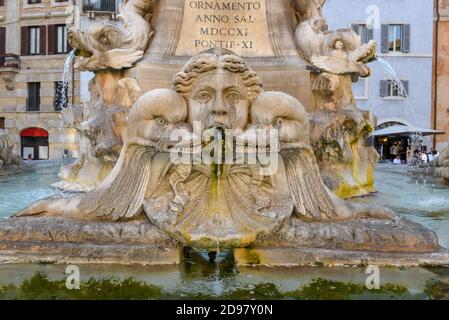 Detail des Brunnens auf dem Pantheon Platz in Rom an Italien Stockfoto