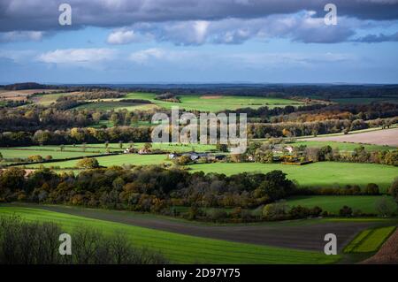 Dramatische Herbstsonnen fallen über die hügelige Landschaft von Hampshire, typisch für den South Downs Nationalpark in England. Blick von Old Winchester Stockfoto