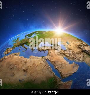 Oberfläche des Planeten Erde von einem Satelliten aus betrachtet, fokussiert auf Europa und den Nahen Osten, Sonne geht am Horizont auf. Von der NASA eingerichtete Elemente Stockfoto