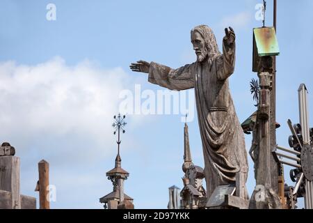 Holzstatue von Jesus Christus auf dem Kreuzberg, ein einzigartiges Denkmal der Geschichte und religiösen Volkskunst und wichtigste litauische katholische Pilg Stockfoto