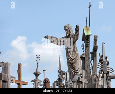 Holzstatue von Jesus Christus auf dem Kreuzberg, ein einzigartiges Denkmal der Geschichte und religiösen Volkskunst und wichtigste litauische katholische Pilg Stockfoto