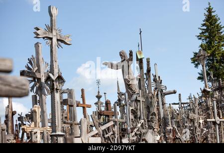 Holzstatue von Jesus Christus auf dem Kreuzberg, ein einzigartiges Denkmal der Geschichte und religiösen Volkskunst und wichtigste litauische katholische Pilg Stockfoto