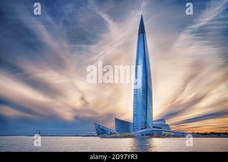 Sankt Petersburg, Russland - August 04 2020. Wolkenkratzer 'Lakhta Zentrum' (Gazprom Hauptquartier) Abendansicht. Nahsicht gegen blau bewölkten Himmel, HDR und Stockfoto