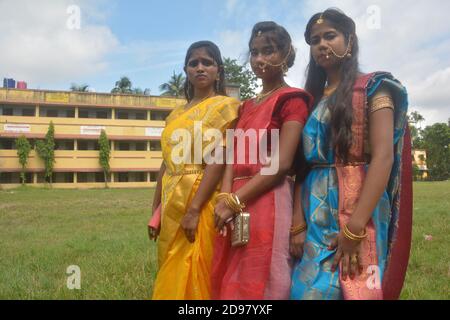 Drei Teenager Bengali Mädchen tragen Saree und Schmuck wie Nasenringe Ohrringe Halskette maang tika mit langen schwarzen Haaren, selektive Fokussierung Stockfoto