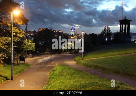 Blick von Calton Hill, Edinburgh, Schottland, auf das Balmoral Hotel, Dugald Stewart Monument und das Schloss. Stockfoto