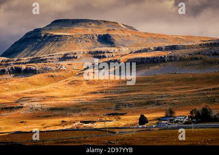 08.09.2020 Ingleton, North Yorkshire, Großbritannien. Ingleborough ist der zweithöchste Berg in den Yorkshire Dales, England. Es ist eines der Yorkshire thre Stockfoto