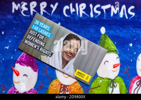 Post on Christmas mat - Wohltätigkeitsaufruf, Amnesty International 38 Jahre 148 Wimpern nur für die Verteidigung der Rechte der Frauen Stockfoto