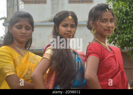 Drei Teenager Bengali Mädchen tragen Saree und Schmuck wie Nasenringe Ohrringe Halskette maang tika mit langen schwarzen Haaren, selektive Fokussierung Stockfoto