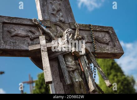 Holzstatue von Jesus Christus auf dem Kreuzberg, ein einzigartiges Denkmal der Geschichte und religiösen Volkskunst und wichtigste litauische katholische Pilg Stockfoto