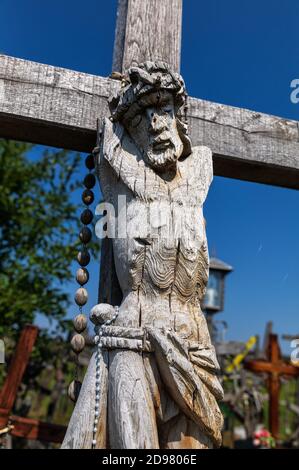 Altes hölzernes Kruzifix Christi auf dem Kreuzberg in Siauliai, Litauen. Hügel der Kreuze ist ein einzigartiges Denkmal der Geschichte und religiösen Volkskunst Stockfoto