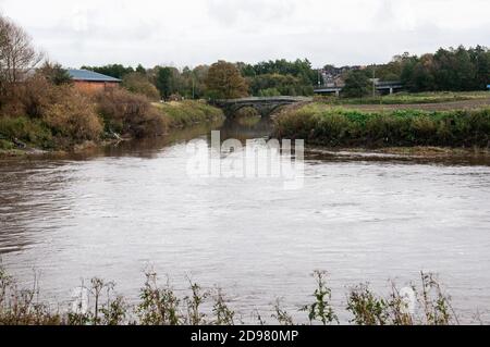 Rund um das Vereinigte Königreich - der Zusammenfluss des Flusses Darwen und des Flusses Ribble in Frenchwood, Preston, Großbritannien Stockfoto
