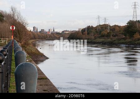 Rund um Großbritannien - Blick auf den River Ribble von Preston Docks, Lancashire, Großbritannien Stockfoto