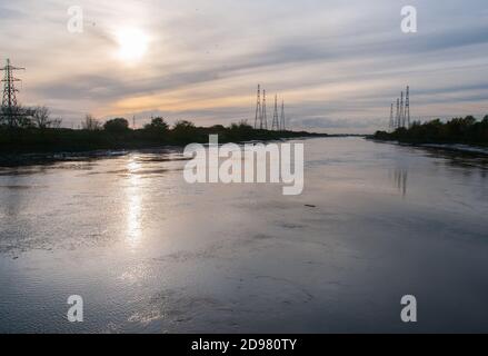Rund um Großbritannien - am späten Nachmittag Sonne auf dem Blick auf den Fluss Ribble von Preston Docks, Lancashire, Großbritannien Stockfoto