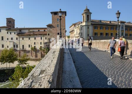 Rom, Italien - 18. September 2020: Menschen, die auf der Brücke auf dem Fluss Tevere in Rom in Italien spazieren Stockfoto