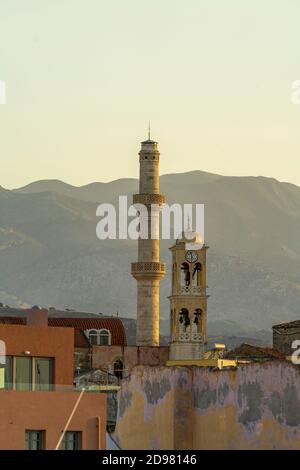 Kirchturm und Minarett der Sankt-Nikolaus-Kirche und früher Moschee in Chania, Kreta, Griechenland, Europa und Minarett der AG Stockfoto