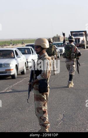 Britische Streitkräfte im Irak. Irakische Nationalgarden treffen sich mit dem Mitglied des 1. Bataillons Devonshire und der Dorset Light Infantry auf Patrouille in der Nähe von Basra im Südirak. Stockfoto