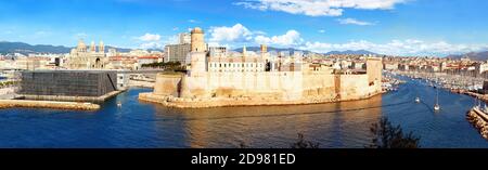 Der Eingang zum alten Hafen und Fort Saint Jean in Marseille. Provence. Frankreich. Stockfoto