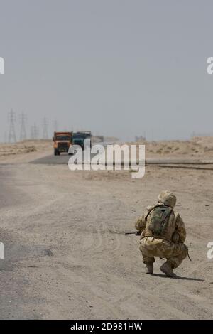 Mitglieder des 1 Princess of Wales Royal Regiment, 20 Panzerbrigade patrouillieren die Straße in der Nähe von Basra. Stockfoto