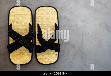 Zwei traditionelle Zori Schuhe aus japan. Vorderansicht der Bambus-Sandalen. Stockfoto