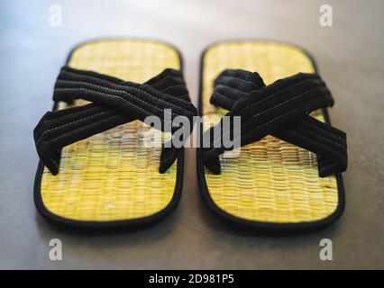 Zwei traditionelle Zori Schuhe aus japan. Vorderansicht der Bambus-Sandalen. Stockfoto