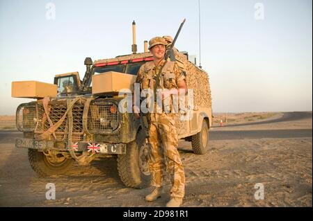 Victoria Wedgewood-Jones (Royal Signals und die MOD-Medieneinheit) auf Patrouille mit dem 1. Bataillon Devonshire und dem Dorset-Regiment. Britische Streitkräfte im Irak. Stockfoto