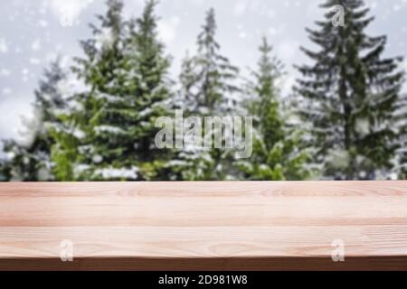 Leere Holzdecke mit verschwommenen Fichten auf dem Hintergrund. Stockfoto