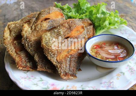 Frittierte Tilapia serviert mit Fischsauce, Chili und Zwiebel mit Zitronensaft gemischt Stockfoto