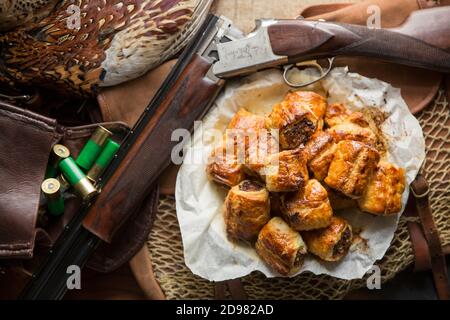 Fasan Wurstbrötchen aus gehacktem Schweinefleisch und gehacktem Fasan und Kräutern und Gewürzen. Hergestellt aus einem Fasanenschuss auf einem kleinen, angetriebenen Shoot mit einer Schottung Stockfoto