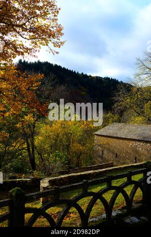Schöne Herbstszene mit Blick auf Bauernhof buidling in einem Tal in Die cevennen in südfrankreich Stockfoto