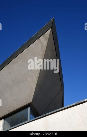 Prow-förmiges Dach und Dachfenster des Musée de Préhistoire Des Gorges du Verdon oder Museum der Vorgeschichte von Norman Foster (2001) in Quinson Provence Stockfoto