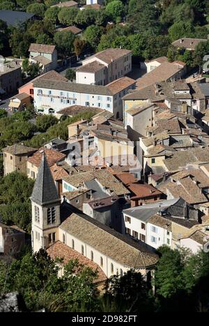 Luftaufnahme über die Dächer der Altstadt oder Historisches Viertel von Castellane Alpes-de-Haute-Provence Frankreich Stockfoto