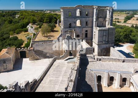 Montmajour,Frankreich-august 14,2016:die Abtei von St. Peter in Montmajour ist ein großes befestigtes Kloster in der Nähe von Arles, Frankreich von Benediktinermönchen gebaut Stockfoto