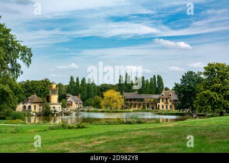 Versailles, Frankreich - 28. August 2019 : Haus der Königin in Marie-Antoinettes Weiler in Versailles. Es bestand aus zwei verschiedenen Gebäuden, die durch ein ga miteinander verbunden waren Stockfoto