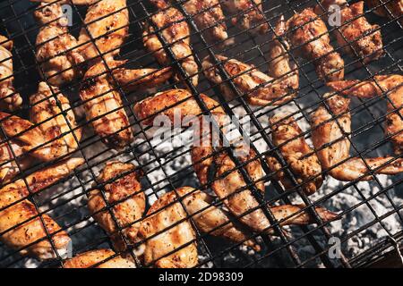 Leckeres Essen Konzept. Hähnchenflügel auf Grill Stockfoto