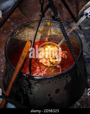 Traditionelle schmackhafte und leckere ungarische Gulaschsuppe im Kessel Stockfoto