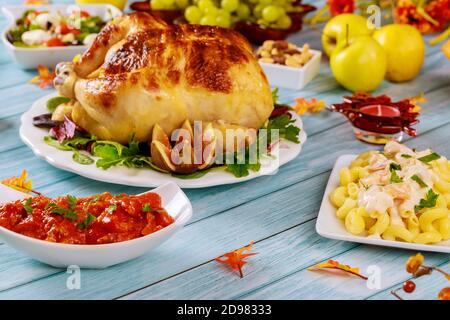 Pasta mit Garnelen, Huhn und Äpfeln auf dem Tisch. Thanksgiving Day Tisch. Stockfoto