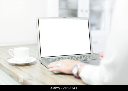 Zugeschnittene Frau mit Laptop-Computer mit leerem Bildschirm in ihrem Haus. Stockfoto