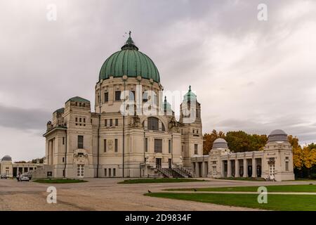 Die St. Charles Borromeo Friedhofskirche ist eine römisch-katholische Kirche auf dem Wiener Zentralfriedhof. Es wurde von 1908 bis 1911 gebaut. Stockfoto