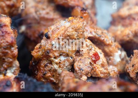 Fleisch auf Spieße. Marinierte Schaschlik Vorbereitung auf einem Grill über Holzkohle. Appetitliches Fleisch auf Spieße gegrillt. Kochen Schaschlik. Gegrilltes Schweinefleisch o Stockfoto