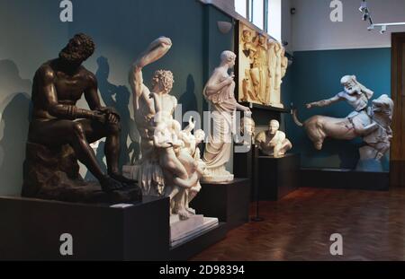 Oxford, Großbritannien - März 02 2020: Marmor- und Bronzestatuen im Ashmolean Museum in Oxford, England Stockfoto