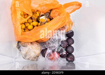 Faules und schimmeliges Obst und Gemüse in der Kühlschrankschublade Stockfoto