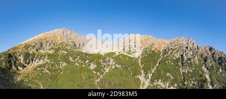 Panorama der felsigen Bergkette Granaty und Krzyzne Pass in fünf polnischen Teichen Tal in Tatra, Polen. Stockfoto